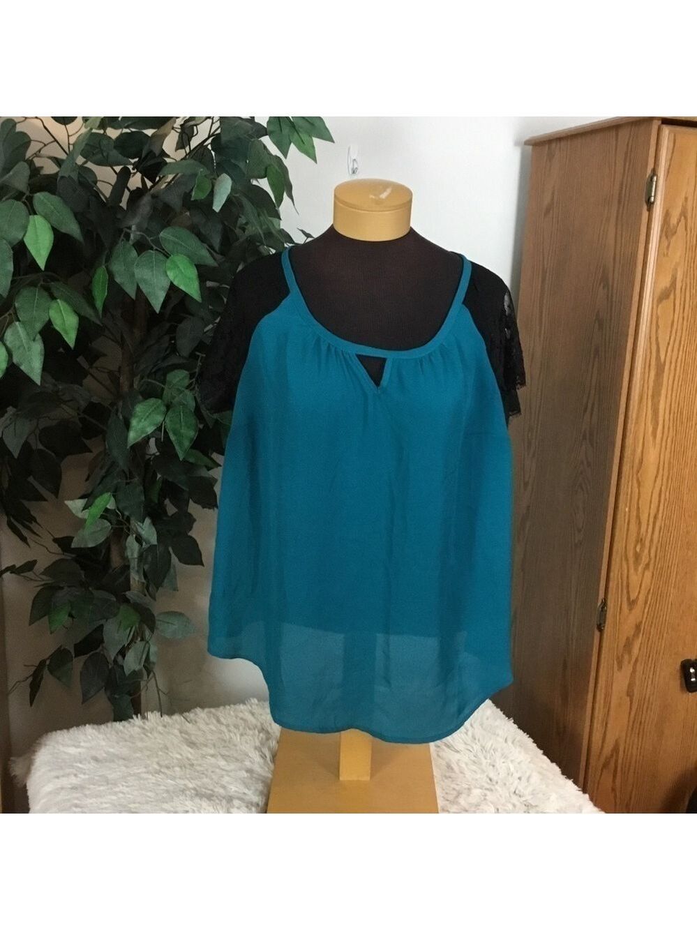 Torrid Size 00 Georgette semi sheer teal blouse with black lace sleeves